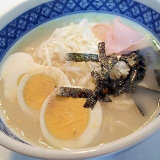 白菜・ゆで卵・甘酢生姜・もみ海苔の豚骨ラーメン